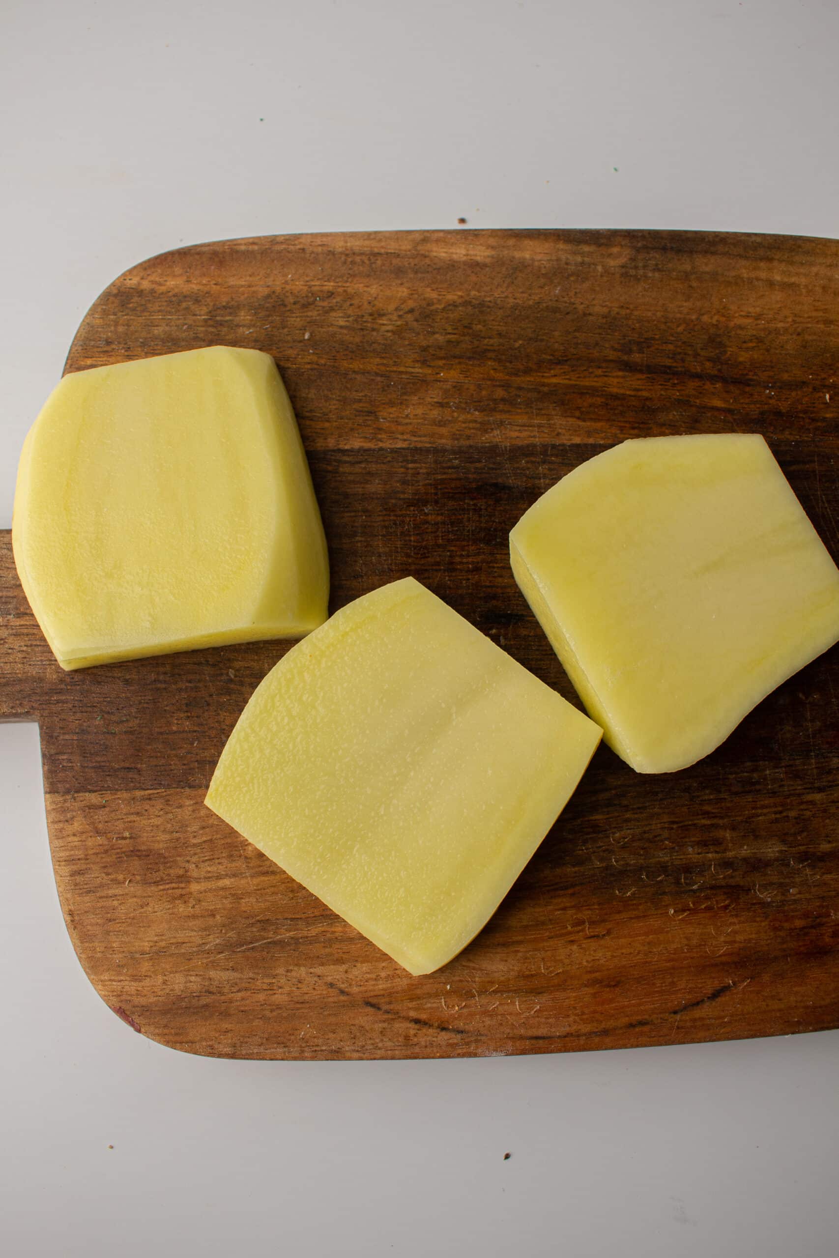 Slicing potatoes into 1cm slices